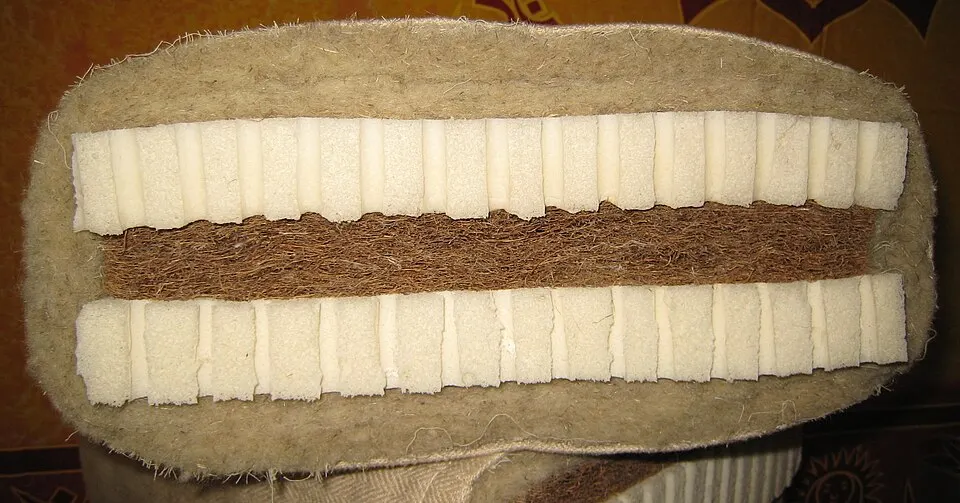 Matelas coupé en tranche : feutre de laine et de chanvre, mousse, fibre de coco