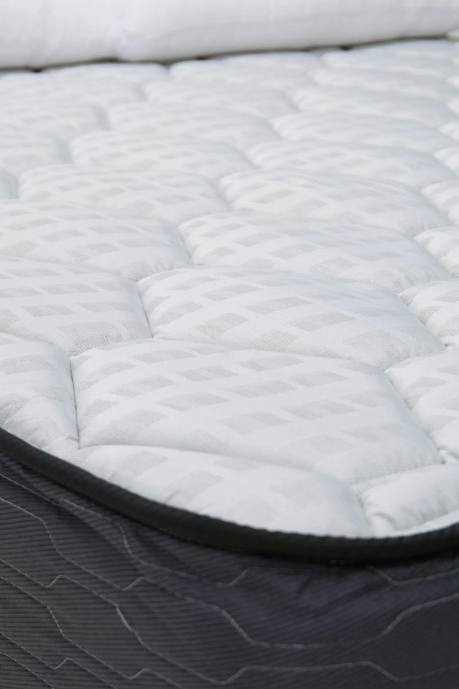 Dessus matelassé d'un matelas récent, en gros plan